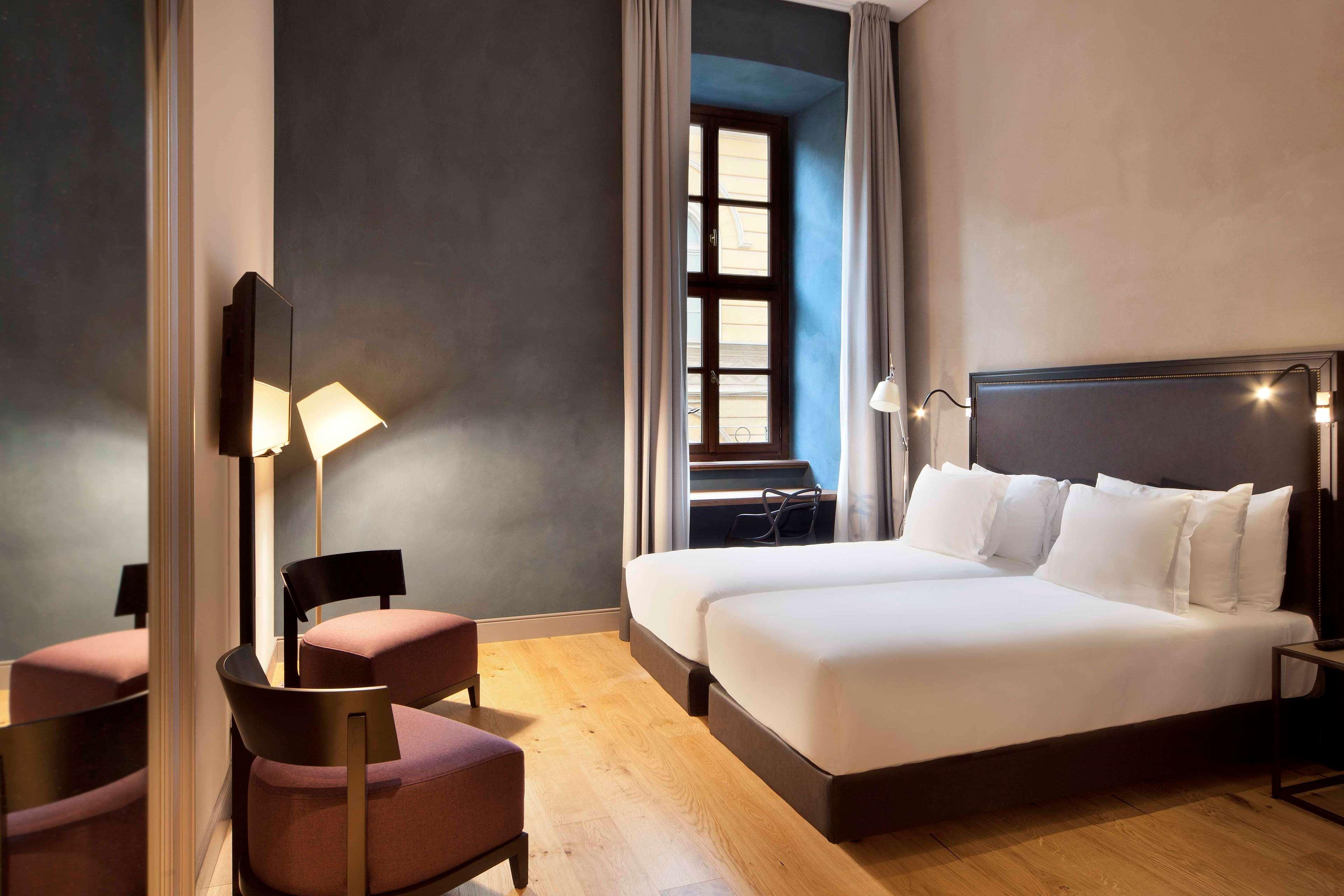 เอ็นเอช คอลเลคชั่น ปิอาซซา คาร์ลินา Hotel ตูริน ภายนอก รูปภาพ