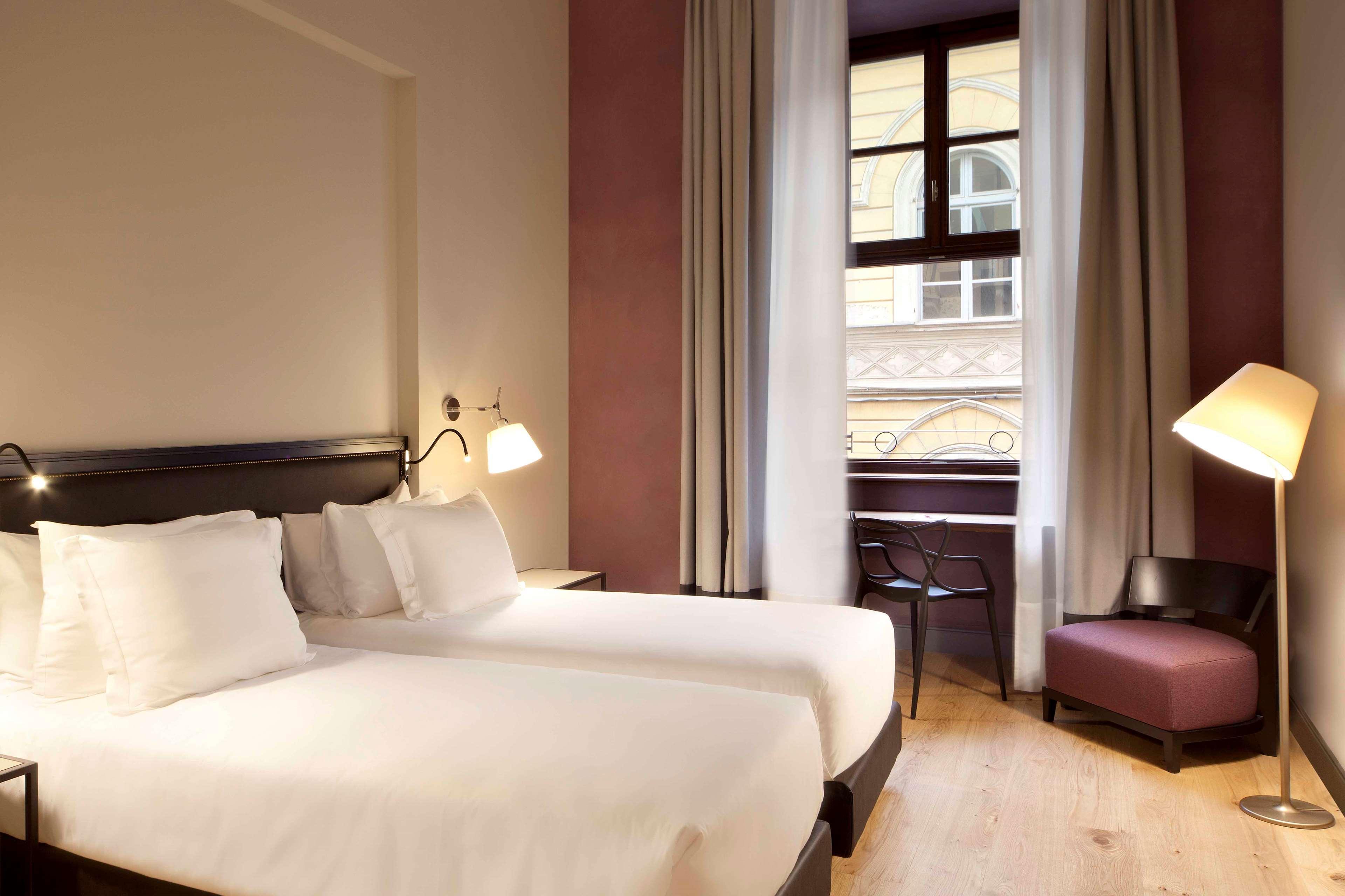 เอ็นเอช คอลเลคชั่น ปิอาซซา คาร์ลินา Hotel ตูริน ภายนอก รูปภาพ