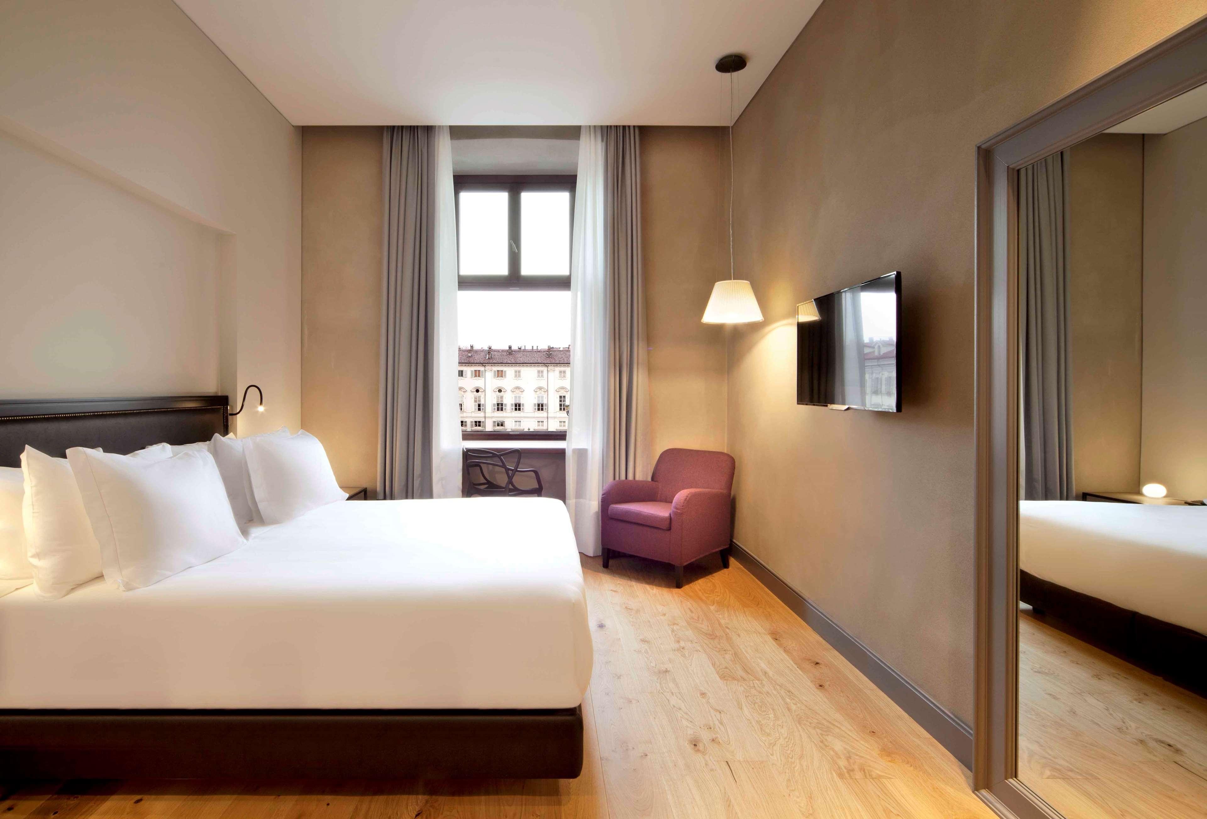 เอ็นเอช คอลเลคชั่น ปิอาซซา คาร์ลินา Hotel ตูริน ภายนอก รูปภาพ