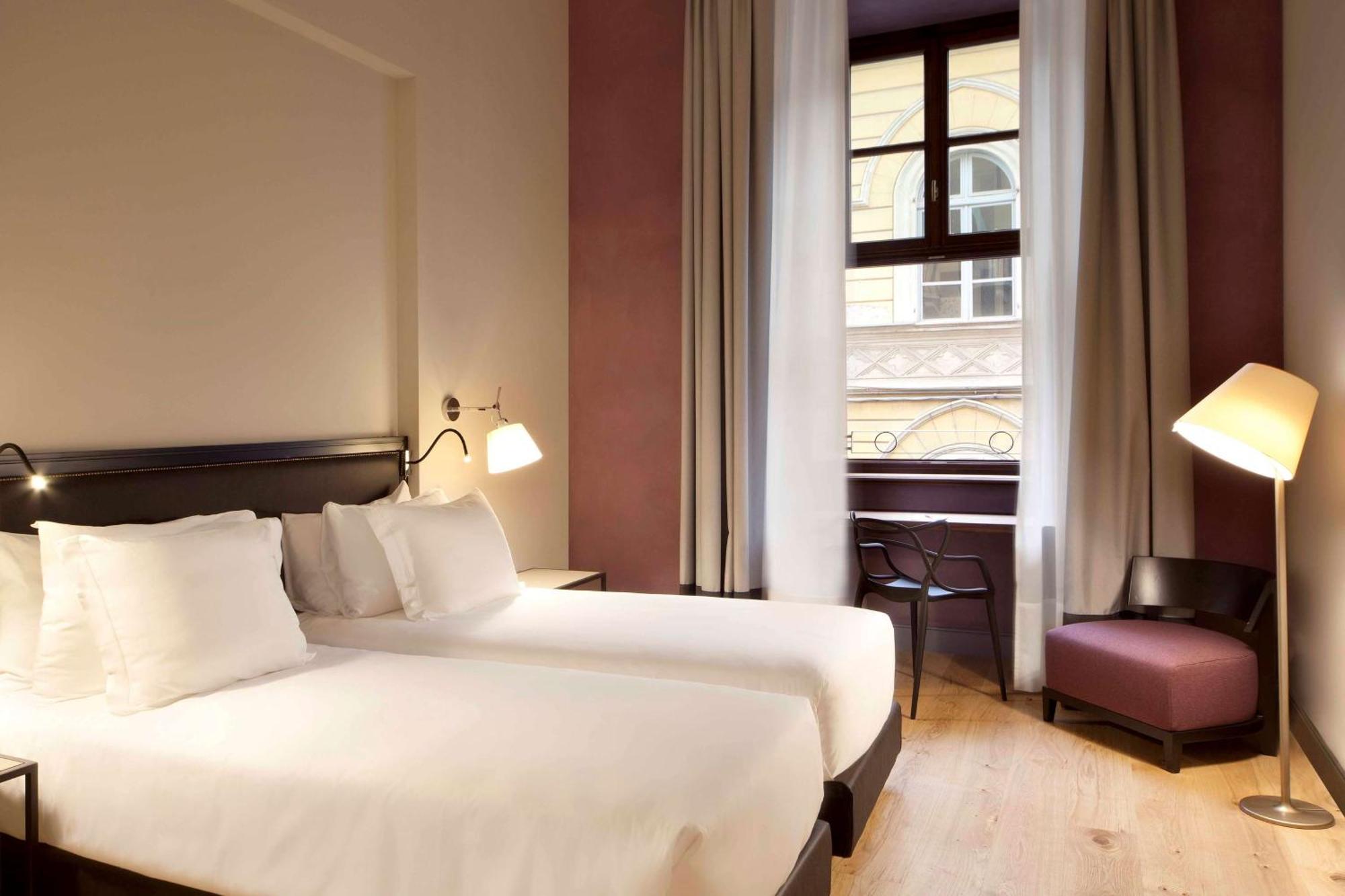 เอ็นเอช คอลเลคชั่น ปิอาซซา คาร์ลินา Hotel ตูริน ภายนอก รูปภาพ